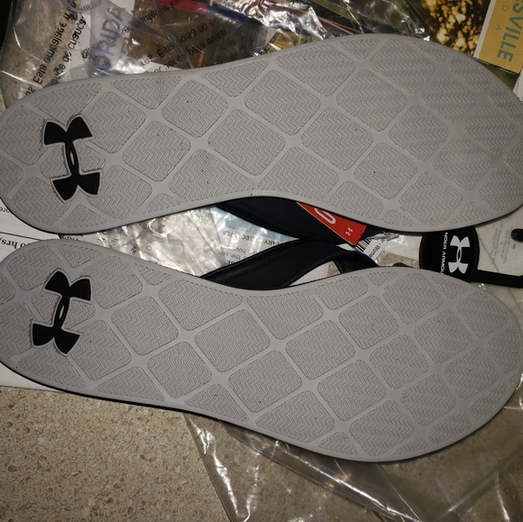 Under Armour flip flops - Picture 2 of 3